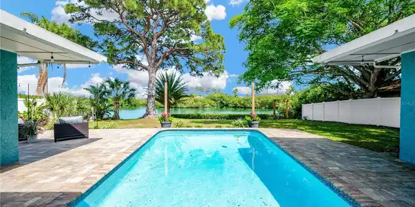 407 COUNTRY CLUB DRIVE