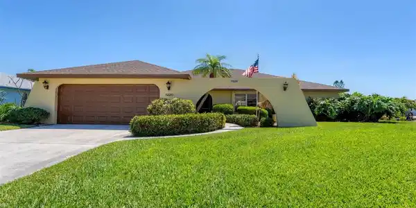 1220 PARADISE WAY