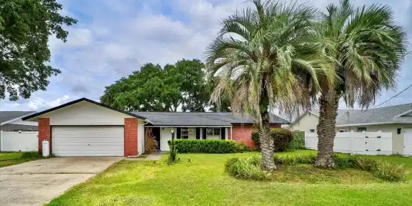 22 CLOVERDALE COURT S