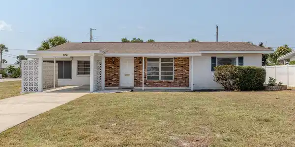 124 AURORA STREET E