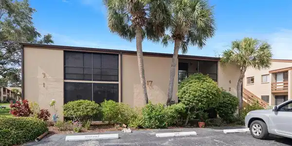 17 QUAILS RUN BOULEVARD