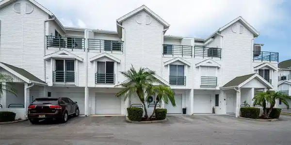 320 ISLAND WAY
