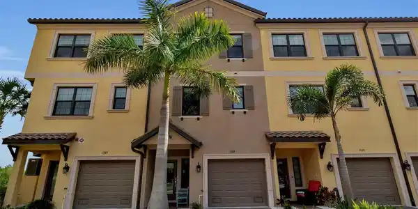 5589 CANNES CIRCLE