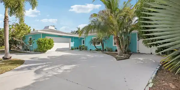 4643 BAY CREST DRIVE