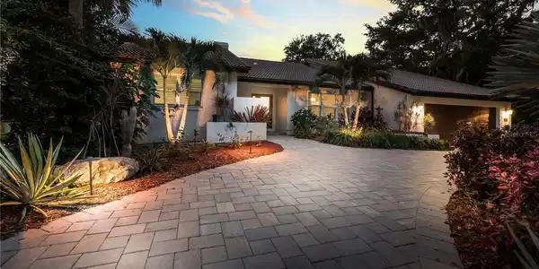5231 SIESTA COVE DRIVE