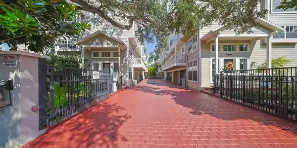 2403 W PALM DRIVE