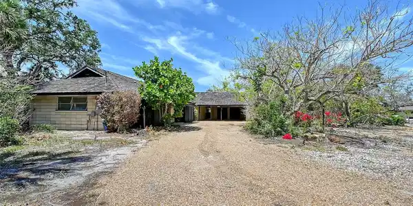 5502 SHADOW LAWN DRIVE