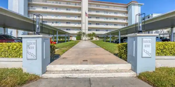 1000 TARPON CENTER DRIVE