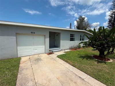 904 KENSINGTON DRIVE