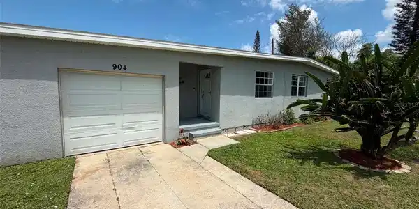 904 KENSINGTON DRIVE