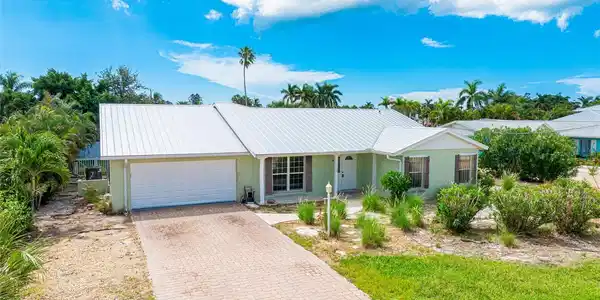 678 KEY ROYALE DRIVE