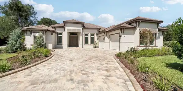 6 ROMA COURT