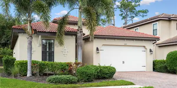 1015 BLUFFWOOD DRIVE