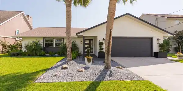 6 COLLINGDALE COURT