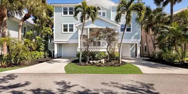 585 BUTTONWOOD BAY DRIVE