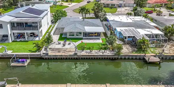 572 BAYWOOD DRIVE N