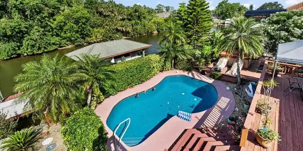 20 CRESCENT COURT N