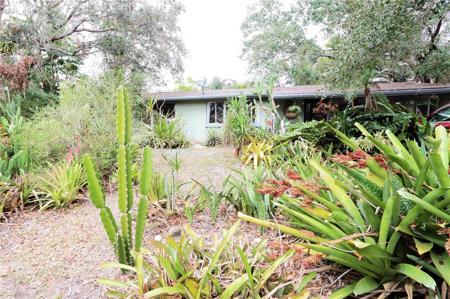 2311 ROSELAWN CIRCLE