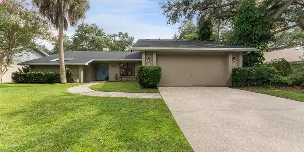 624 FAYETTE DRIVE N