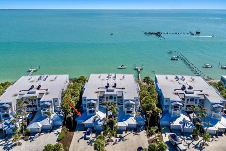 831 HARBORSHORE DRIVE