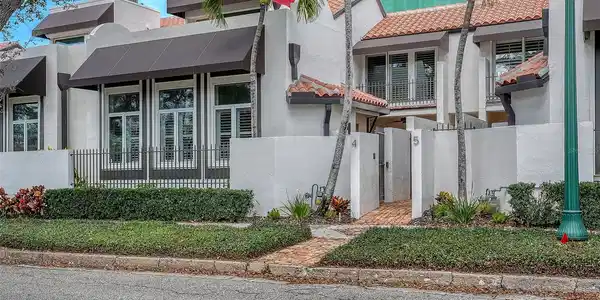 200 COCOANUT AVENUE