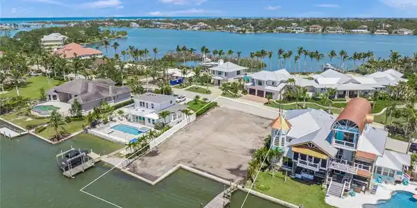 325 SUNRISE DRIVE