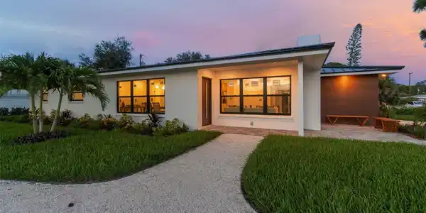 301 AURORA STREET E