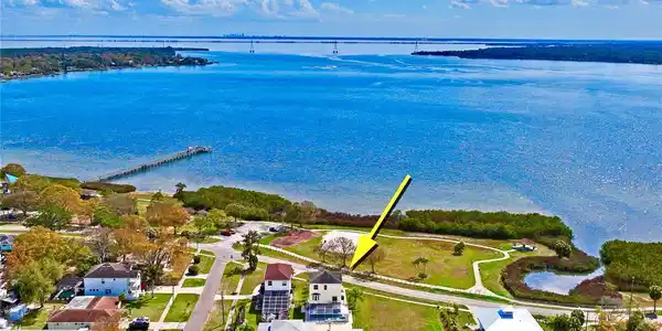 402 SHORE DRIVE W