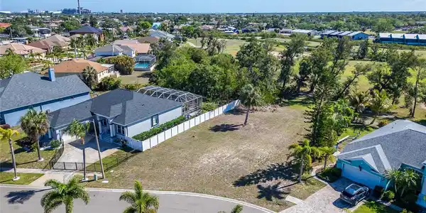 806 GREENVIEW DRIVE