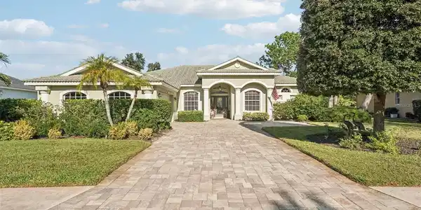 804 SHADOW BAY WAY