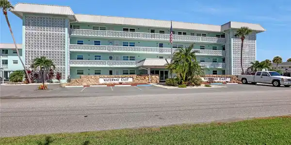325 N CAUSEWAY