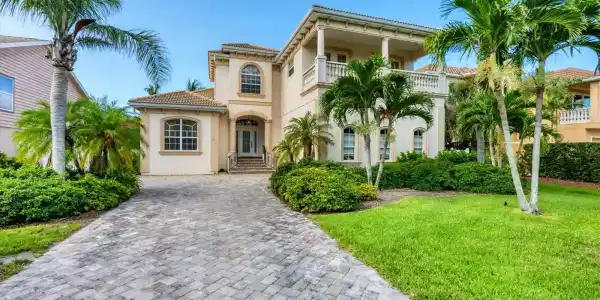 811 LAGUNA DRIVE