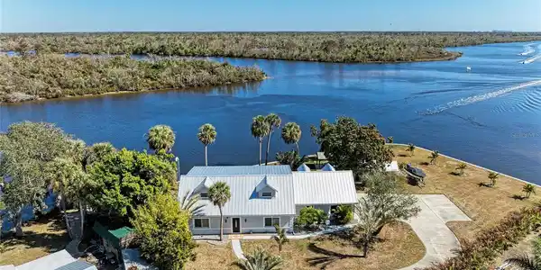 9610 SW YACHT DRIVE