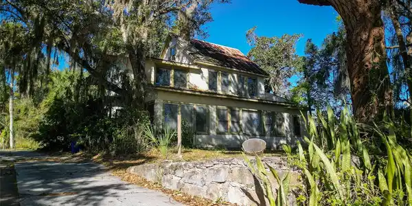 114 N RIVERSIDE DRIVE