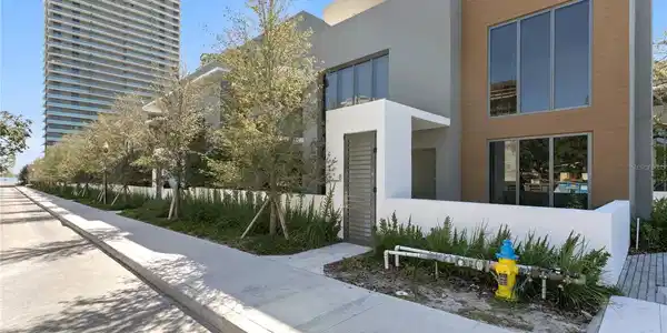 3020 W SANTIAGO STREET