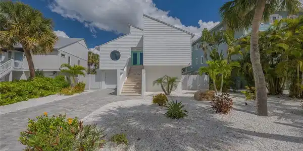 4939 COMMONWEALTH DRIVE