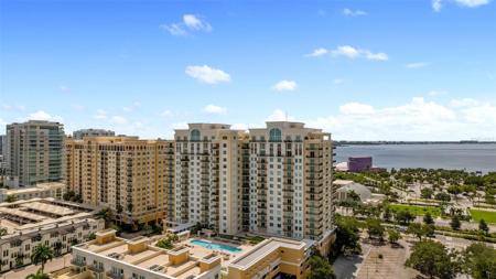 800 N TAMIAMI TRAIL
