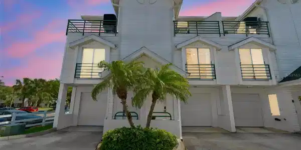320 ISLAND WAY