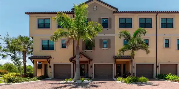 5589 CANNES CIRCLE