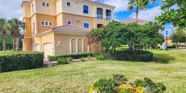 25 CASA BELLA CIRCLE