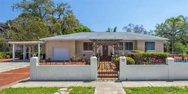 101 PAMPAS AVENUE