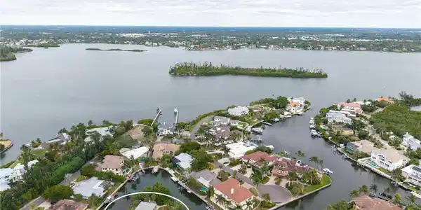 940 SIESTA KEY PLACE