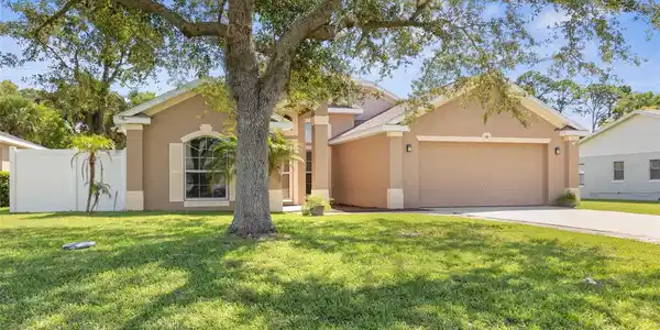 48 CORAL REEF COURT N