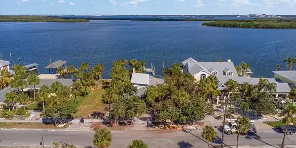 1035 BAY ESPLANADE