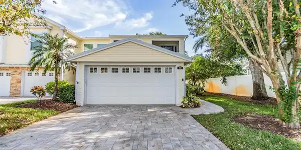 902 WOODBRIDGE COURT