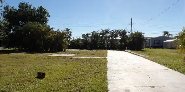 205 VIA DE LUNA