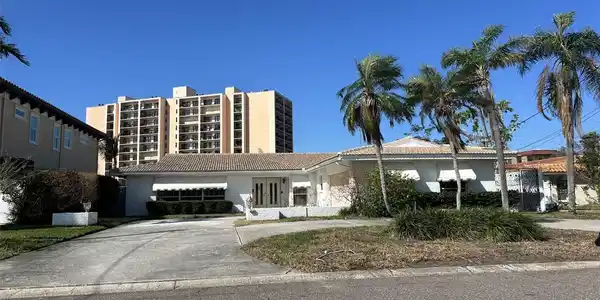 44 LEEWARD ISLAND