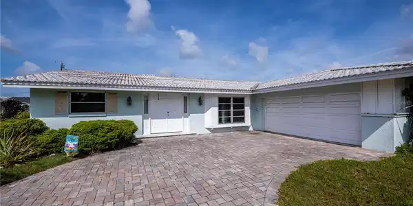 435 PINEVIEW DRIVE