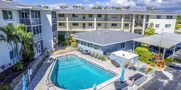 708 TAMIAMI TRAIL S