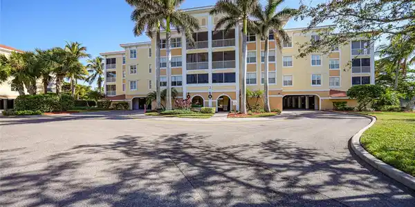 255 W END DRIVE